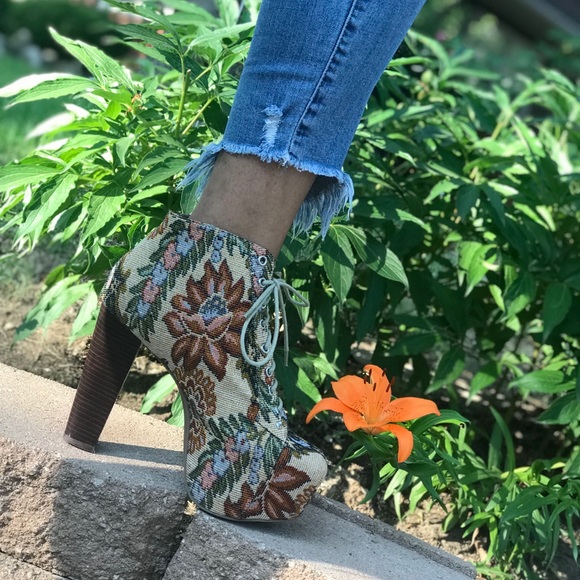 Unique Vintage Floral platform heels 🌼 - Picture 5 of 5